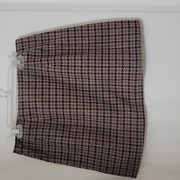 The Limited Size 2 Houndstooth Plaid Wrap Mini Skirt, Excellent Used Condition - Picture 3 of 10